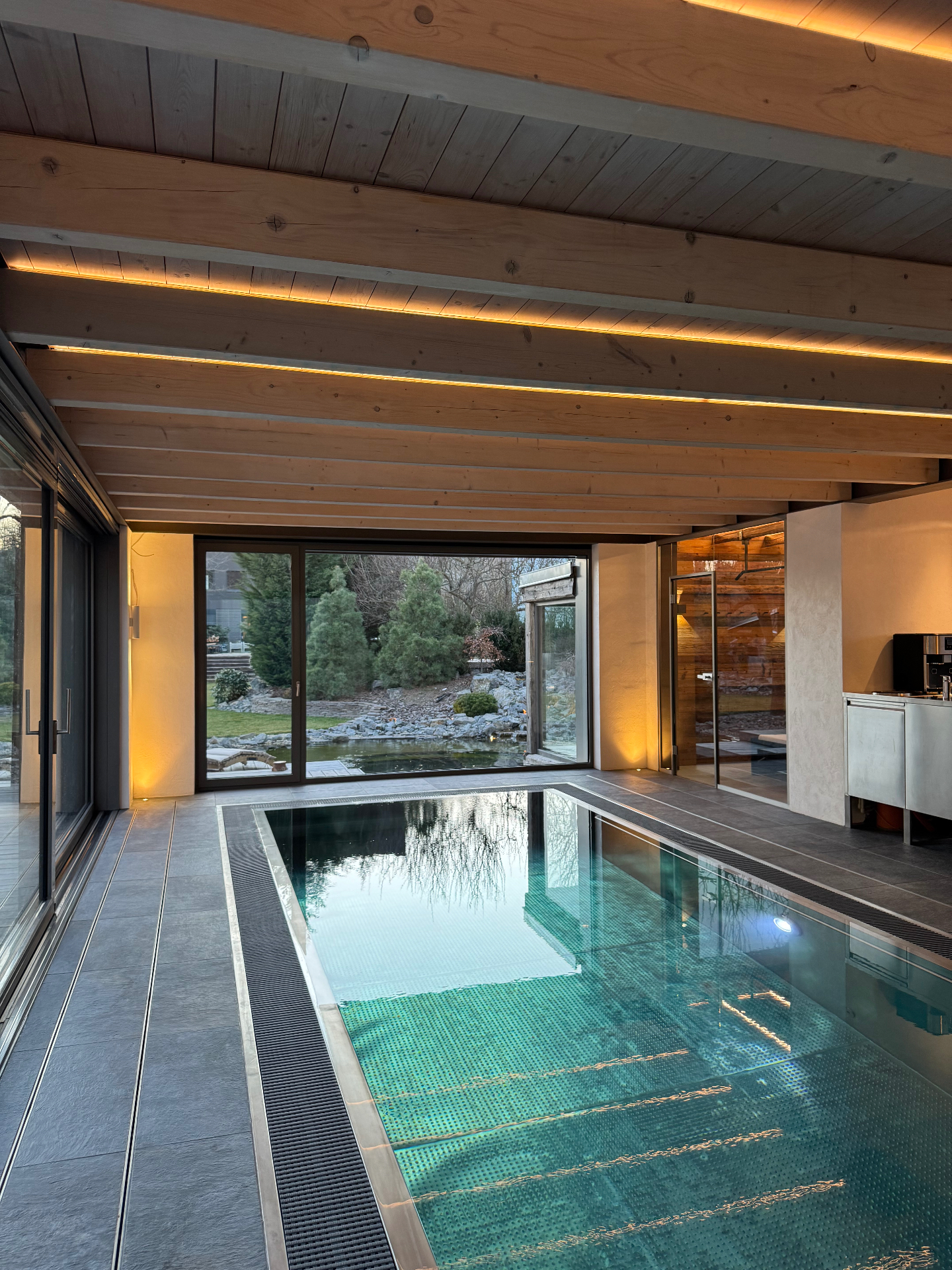 Bazén — AUROOM WELLNESS